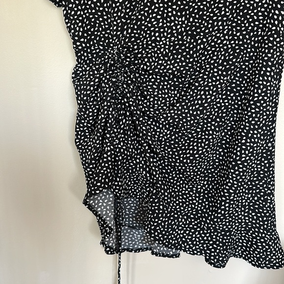 Missguided Black and White Asymmetrical Dress - Picture 4 of 7